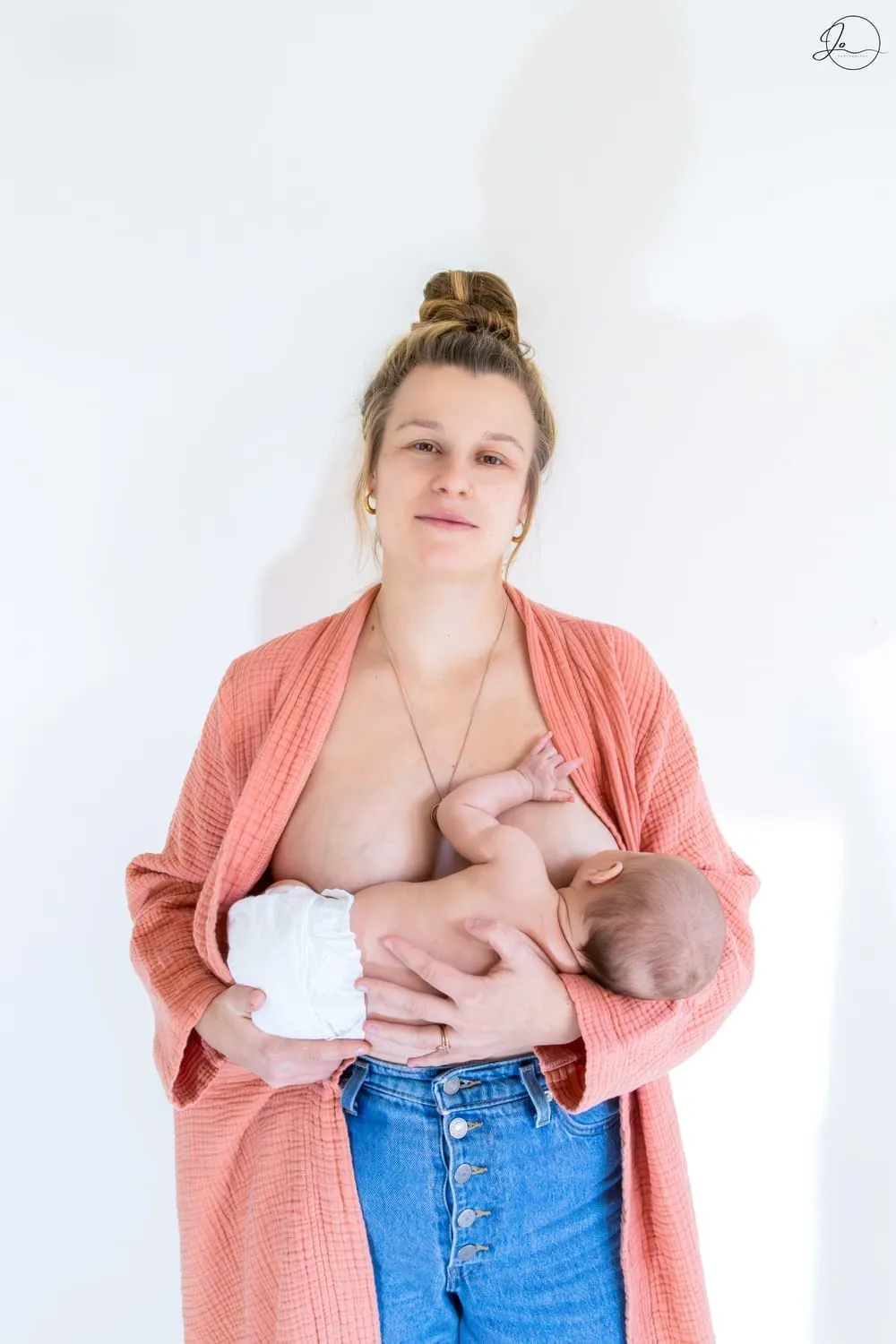 Breastfeeding in public, photo 2