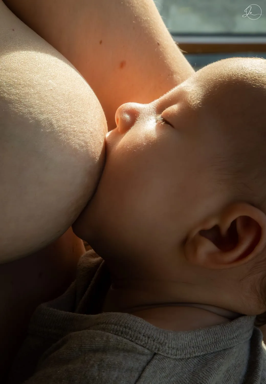 Breastfeeding in public, photo 1