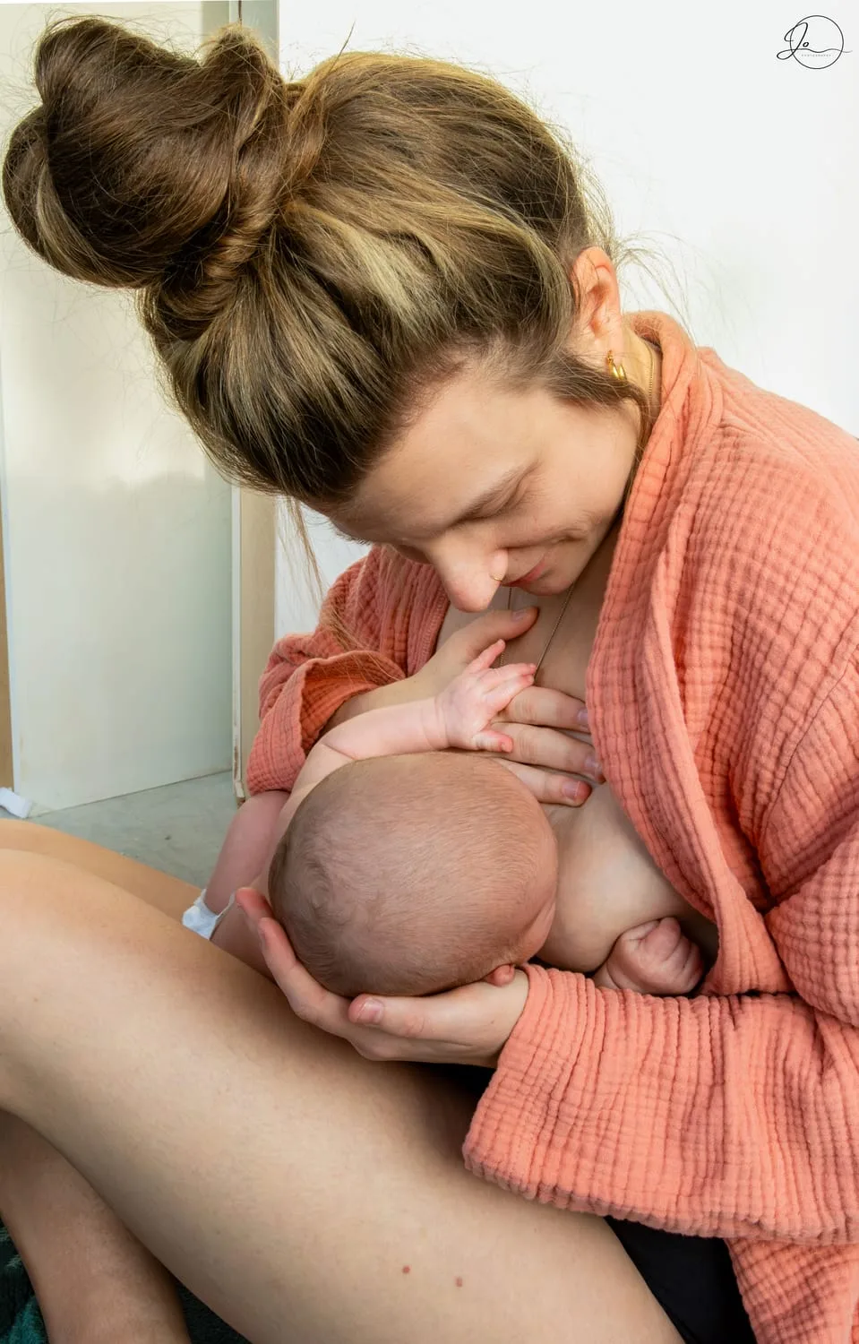 Breastfeeding in public, photo 3